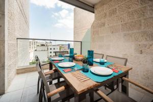 耶路撒冷Rav Kook Luxury Complex - 4BDR的一间带桌子和大窗户的用餐室