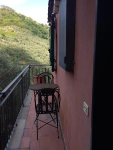 MontaleAppartamento Margherita的阳台的天井配有桌椅