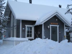 易拉斯加威Tunturikoivu的前面有一堆积雪的房子