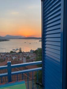 波罗斯VERANDA BLUE - POROS的从房子的阳台上可欣赏到日落美景