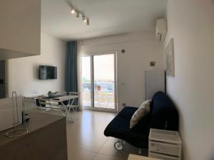 拉古萨码头Vista Mare Apartment con parcheggio privato的客厅配有沙发和桌子