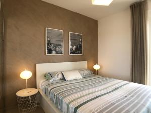 拉古萨码头Vista Mare Apartment con parcheggio privato的卧室配有一张墙上三幅照片的床