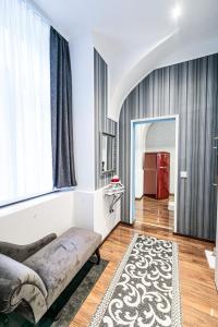 维也纳Sophie´s Place - Love Edition的一间卧室设有一张床和一个大窗户