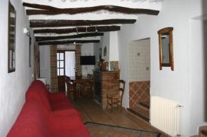 布维翁Apartamentos y Casas Rurales Las Terrazas de la Alpujarra的客厅配有红色的沙发和桌子