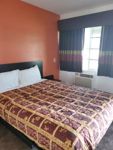 希斯皮里亚High Desert Inn的一间卧室配有一张床,床罩