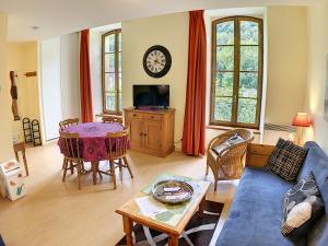 奥吕莱班Appartement 202 Résidence du Grand Hotel Aulus-les-Bains的客厅配有蓝色的沙发和桌子