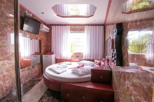 阿雷格里港Motel Desejo的一间卧室配有一张床和一面大镜子