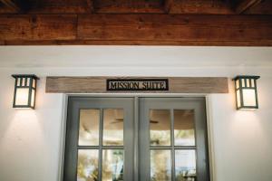 索诺玛小屋宾馆及Spa的门上标有标志的博物馆入口