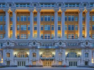 芝加哥Hyatt House Chicago Medical/University District的柱子建筑物的外形