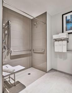Hyatt Place Chicago Medical/University District的一间浴室