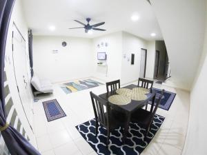 马兰AYNA Homestay 5 minutes to Marang Jetty的一间用餐室,在房间内配有桌椅