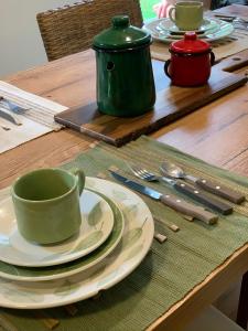 马塞约Resort Villas do Pratagy的一张桌子,上面有绿杯和盘子