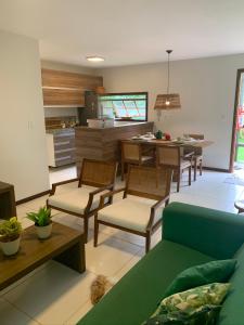 马塞约Resort Villas do Pratagy的带沙发和椅子的客厅以及厨房。