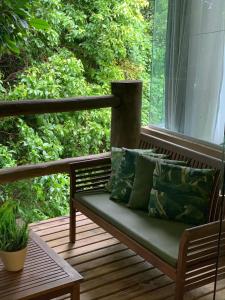 马塞约Resort Villas do Pratagy的坐在门廊上的长凳,窗户