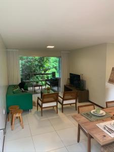 马塞约Resort Villas do Pratagy的客厅配有沙发和桌子