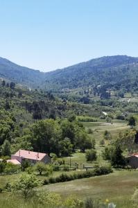 瓜尔达Turismo Rural Macieira Brava的享有远处山谷和山脉的美景