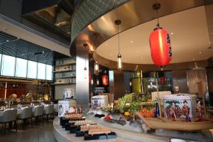 深圳深圳富临大酒店（近罗湖口岸和万象城和东门，提供限时升级特惠）的一间餐厅,上面有食物柜台
