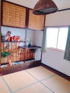 泉佐野和民家旅馆的客房设有带桌子和窗户的房间