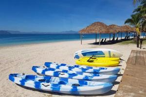 Bounty Island宁静岛度假村 的海滩上的蓝色和白色的船群
