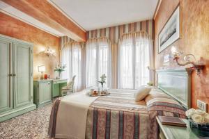 威尼斯菲兰其酒店的一间卧室配有一张床和一张书桌