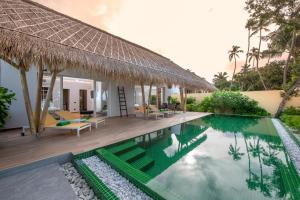 鲁阿环礁Emerald Maldives Resort & Spa-Deluxe All Inclusive的一座带游泳池和度假村的别墅