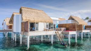 鲁阿环礁Emerald Maldives Resort & Spa-Deluxe All Inclusive的水上别墅与度假村