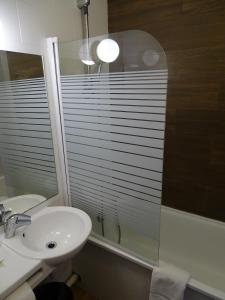 弗雷讷Euro Hôtel Airport Orly Rungis的一间带水槽和镜子的浴室以及窗户。