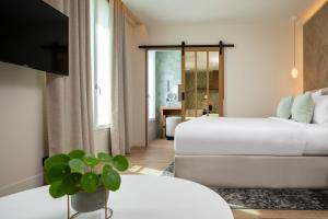 巴黎香榭丽舍酒店的酒店客房设有两张床和电视。