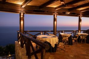 康加德马里尼莫纳斯特罗圣罗莎酒店及水疗中心的阳台餐厅,配有桌椅