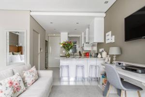 斯泰伦博斯Lux Andringa Walk Apartments的带沙发的客厅和厨房