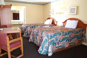 克莱尔莫尔克莱尔莫尔汽车旅馆的酒店客房配有两张床和一张书桌