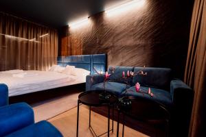 尼特拉BOUTIQUE HOTEL11 rooftop SPA的客厅配有蓝色的沙发和床。