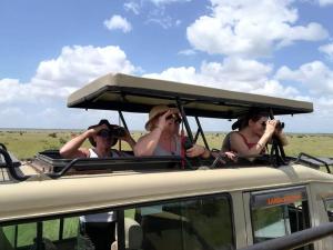 安博塞利Teen Ranch Kenya的一群人在一个汽车的屋顶上拍照