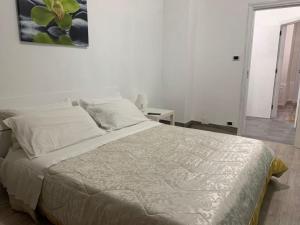 塔兰托Palazzo Lamanna的一间卧室配有一张带白色床单的大床