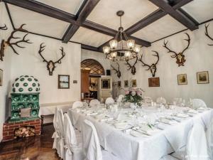 玛利亚采尔三只兔酒店的一间设有长桌及白色桌布的用餐室