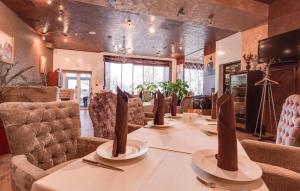 克拉斯诺达尔莫扎特酒店 的一间带长桌和椅子的用餐室