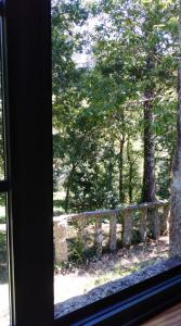 萨米艾拉布扎酒店的窗户享有围栏和树木的景致。