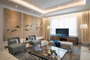 Al Jaddaf Rotana Suite Hotel的电视和/或娱乐中心