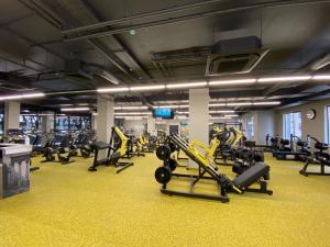 圣彼得堡Valo Hotel City的健身房拥有许多跑步机和机器
