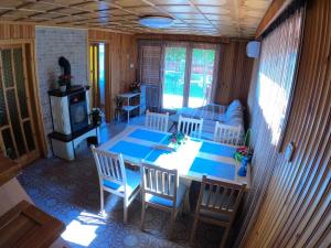 蒂萨凯奇凯Katica Nyaraló的客厅配有桌椅和炉灶。