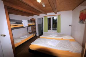 芙露姆赛山居会弗鲁姆赛堡酒店的一间卧室设有两张双层床和一扇窗户。