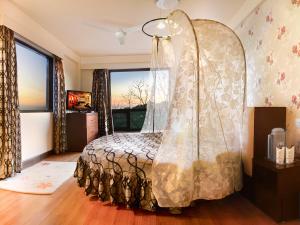 穆索里马苏里蜜月酒店的一间卧室设有一张床和一个大窗户