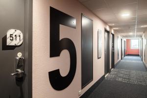 普瓦捷B&B HOTEL Poitiers Aéroport的办公室走廊墙上的数字