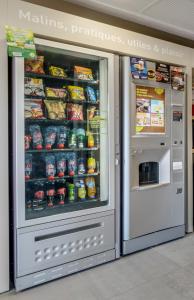 普瓦捷B&B HOTEL Poitiers Aéroport的商店里的自动售货机出售食品和饮料