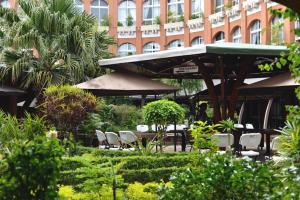 菲亚纳兰楚阿Zomatel Hotel的一座带桌椅的花园以及一座建筑