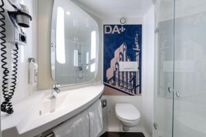 达姆施塔特T H E Darmstadt的一间带卫生间、水槽和镜子的浴室