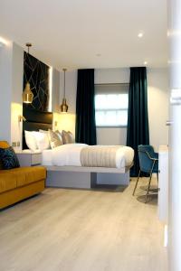 伦敦NOX Waterloo的一间卧室配有一张大床和一张沙发