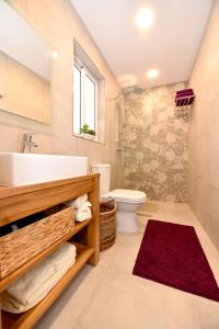 维洛里奥萨Luxury Maisonette的一间带水槽和卫生间的浴室