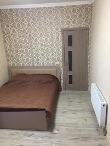 克洛佩夫尼茨基Отель Переулок средний 16的一间卧室,卧室内设有一张床和一扇门