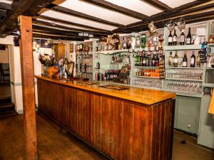 班伯里Stag's Head的酒吧设有木柜台,提供酒精饮品